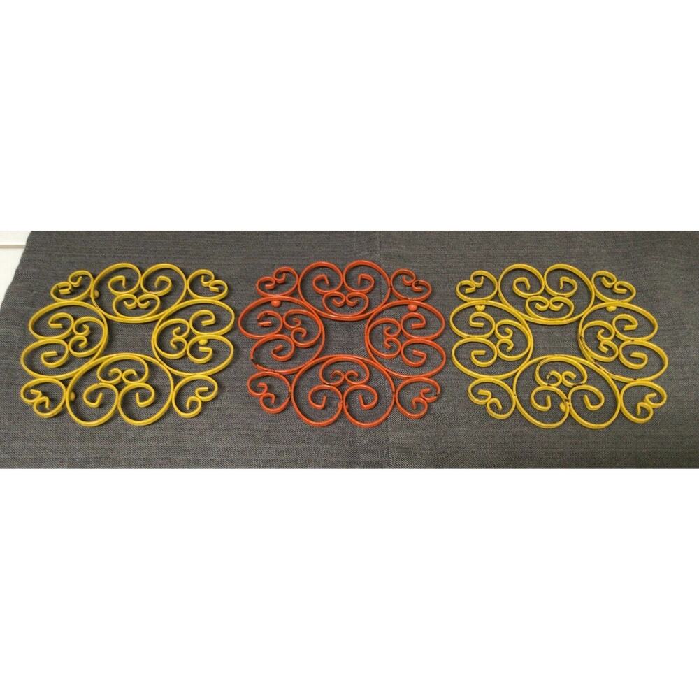 Vintage Set of 3 Ornate Metal Orange Yellow Footed Trivet Round Hot Plate 522A - Picture 2 of 7